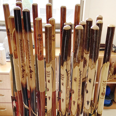 los bastones que caminaban de madera naturales de los 90cm, mano tallaron bastones de madera